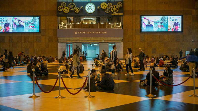 台灣新聞通訊社-北車丐幫集團?男被硬塞1物遭怪人討錢、伸手搶千元 驚人結局超展開