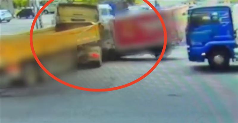 台灣新聞通訊社-快訊／導彈式撞擊畫面曝！砂石車「偷轉彎」小貨車高速撞到「彈飛地面」