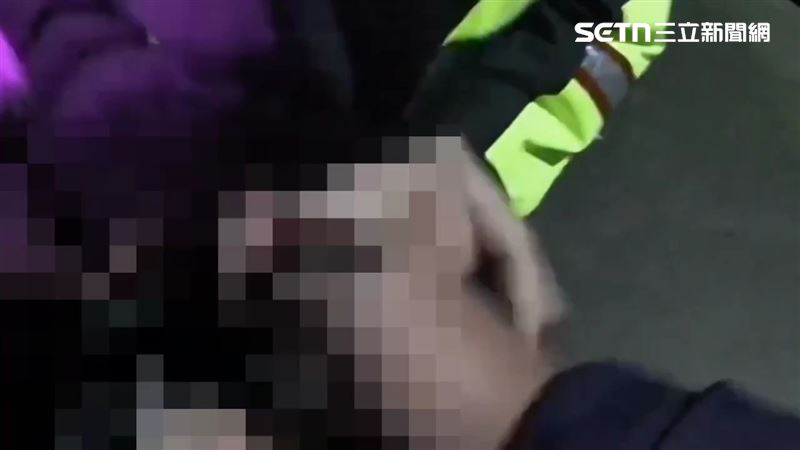 台灣新聞通訊社-打烊不肯離開！張嘴咬傷夜店安管　酒醉男被警壓制秒裝睡