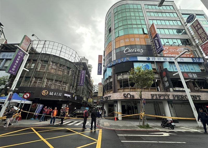 台灣新聞通訊社-板橋「定食8」氣爆外觀慘況照曝「大樓炸出大洞、鋼筋外露滿地水泥塊」