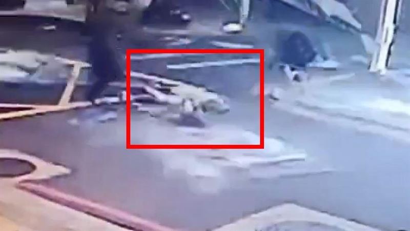 台灣新聞通訊社-板橋府中商圈瓦斯氣爆　女子遭炸倒地滿臉血瞬間畫面曝光