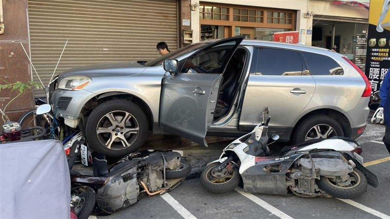 台灣新聞通訊社-驚悚連環撞畫面曝光！彰化男頭暈駕駛「瑞典坦克」上路　連撞5車卡騎樓