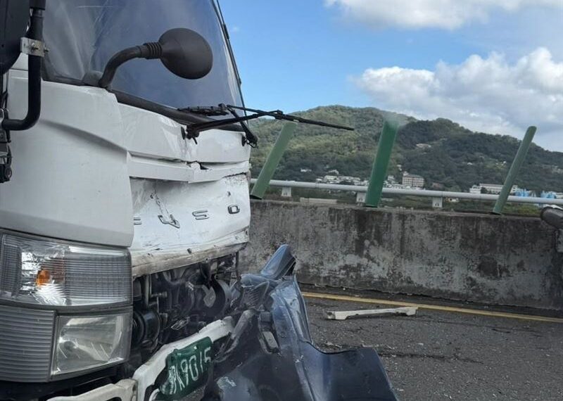 台灣新聞通訊社-快訊/員警執勤中…大貨車「煞不住」撞擊!警車噴飛卡中央護欄 慘狀曝
