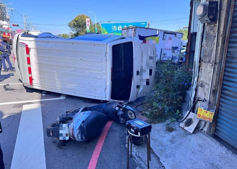 台灣新聞通訊社-快訊/台中救護車遭小貨車擊落⋯側躺路中!2醫護1騎士受傷送醫