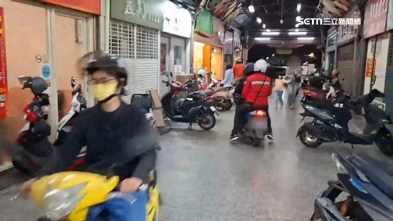 台灣新聞通訊社-獨家/美食廣場人車爭道 民眾怨「外有車格都不停」