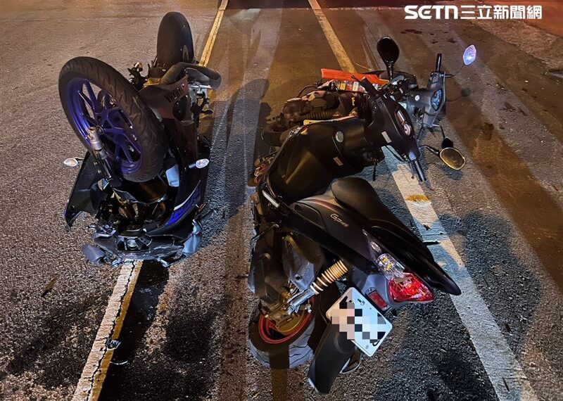 台灣新聞通訊社-怎麼撞的?苗栗3機車碰撞驚見「檔車倒插」奇景…路人驚嘆:有聖筊