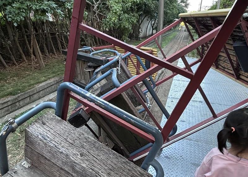 台灣新聞通訊社-翻車畫面曝！1家4口搭新竹知名「小火車」翻覆　竟是小孩放石頭「搞軌」