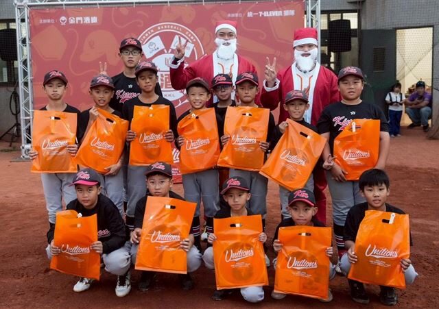 台灣新聞通訊社-中職／赴金門當聖誕老人突襲小球員！　姚杰宏、林泓弦回饋基層棒球