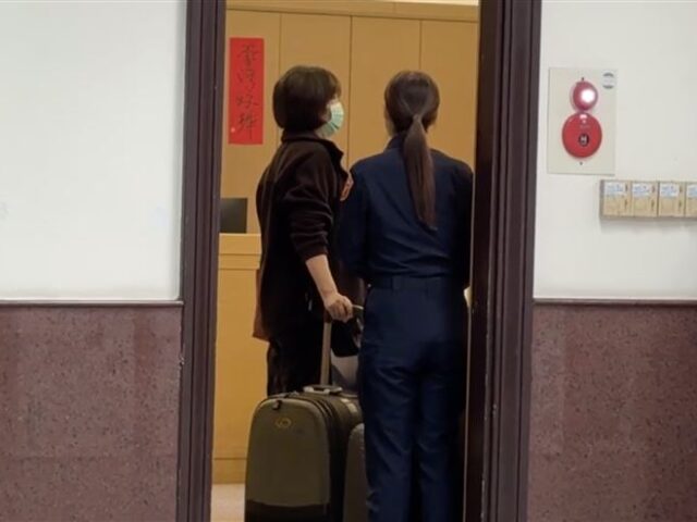 台灣新聞通訊社-徐巧芯大姑交保！婆婆拉行李箱現身辦保　剩杜秉澄沒人繳錢還押看守所