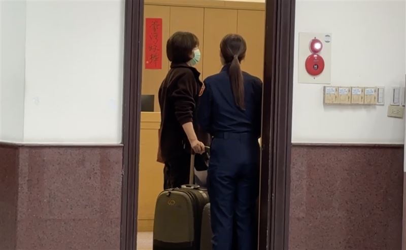 台灣新聞通訊社-徐巧芯大姑交保!婆婆拉行李箱現身辦保 剩杜秉澄沒人繳錢還押看守所