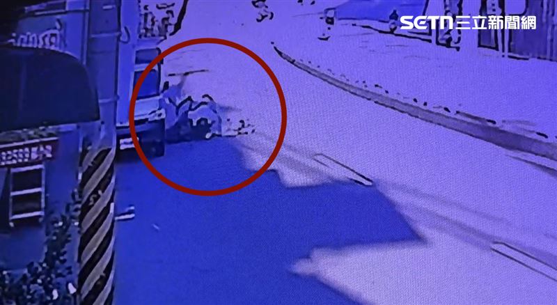 台灣新聞通訊社-驚悚!2學生騎車雙載逆光阻視線 撞車倒地又遭廂型車追撞3人噴飛