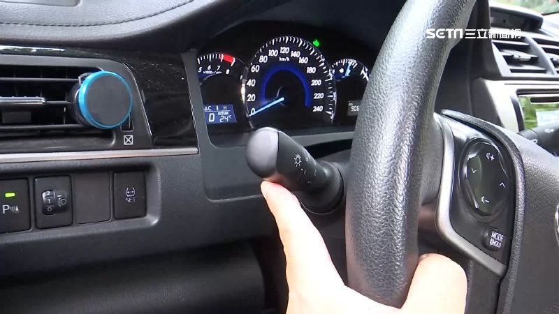 台灣新聞通訊社-左轉車道「打右燈」被罰1200元 駕駛不服怒告!判決結果大逆轉