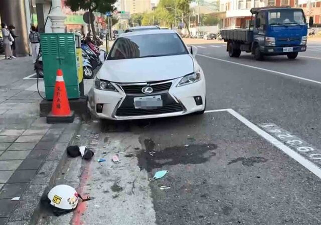 台灣新聞通訊社-快訊／高雄嚴重車禍！高齡婦駕車「不明原因逆向」撞飛機車　1女OHCA