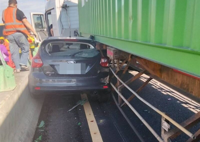 台灣新聞通訊社-快訊/現場曝光!貨櫃車國道爆胎…掃掉整排防眩板 轎車慘被「夾擊」