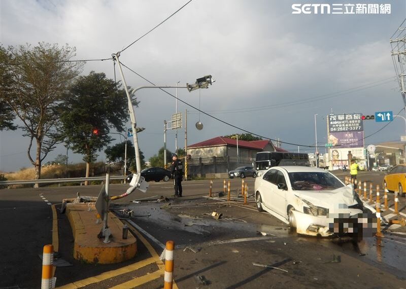 台灣新聞通訊社-台中男路口直直衝!迎頭猛撞號誌桿「騰空飛轉270度」…驚悚撞擊畫面曝