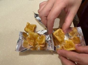 台灣新聞通訊社-鳳梨酥遭投訴含黑色異物　衛生局稽查未發現！佳德：已還清白