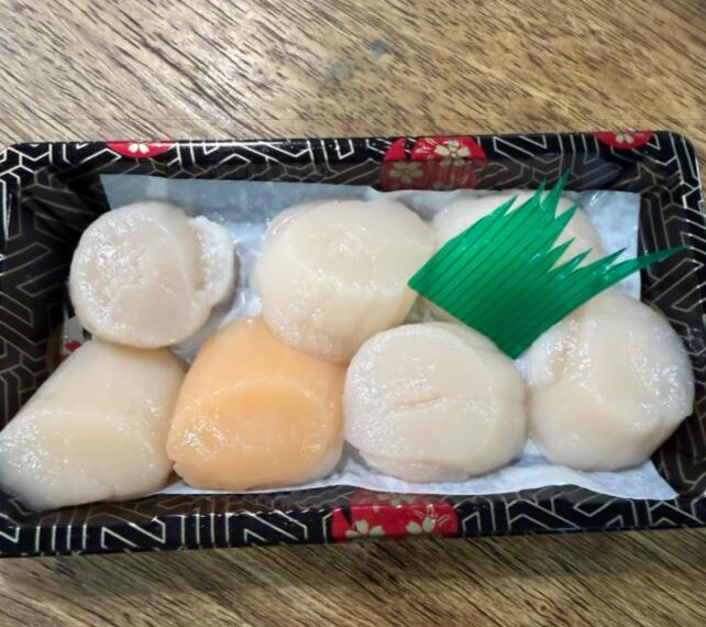 台灣新聞通訊社-他買干貝驚見「這顆是橘色的」!差點錯失極品 內行解答:千中選一