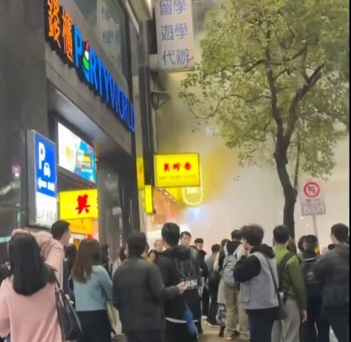 台灣新聞通訊社-台北東區驚魂夜！連鎖串燒「焦糖楓」深夜狂冒濃煙　警消馳援