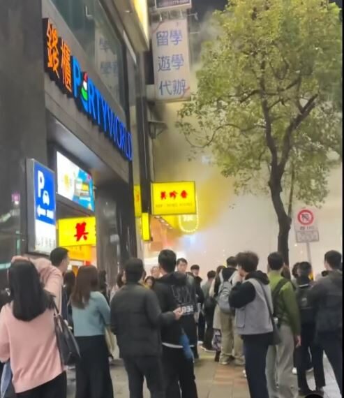 台灣新聞通訊社-台北東區驚魂夜!連鎖串燒「焦糖楓」深夜狂冒濃煙 警消馳援
