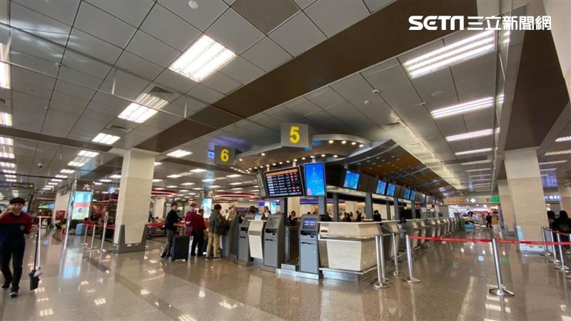 台灣新聞通訊社-快訊／松山機場13:36突然大跳電！全黑、電扶梯停擺　旅客嚇壞