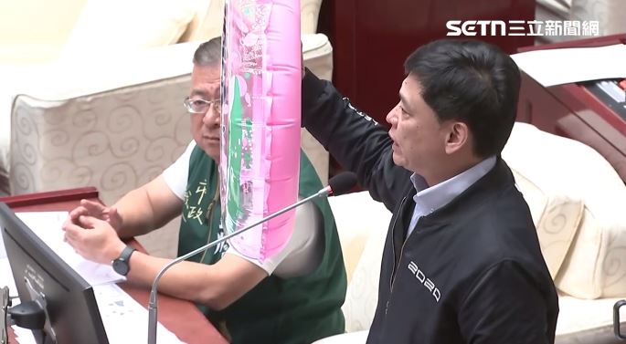 台灣新聞通訊社-送蔣萬安救生圈!洪健益狂酸「咕嚕咕嚕市長」:雙城論壇四不一沒有