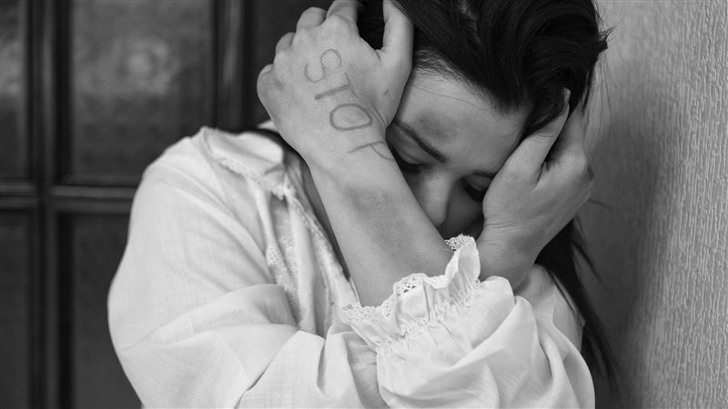 台灣新聞通訊社-強壓女上司到沙發「上下其手」強制猥褻3分鐘…判8個月！1原因免囚