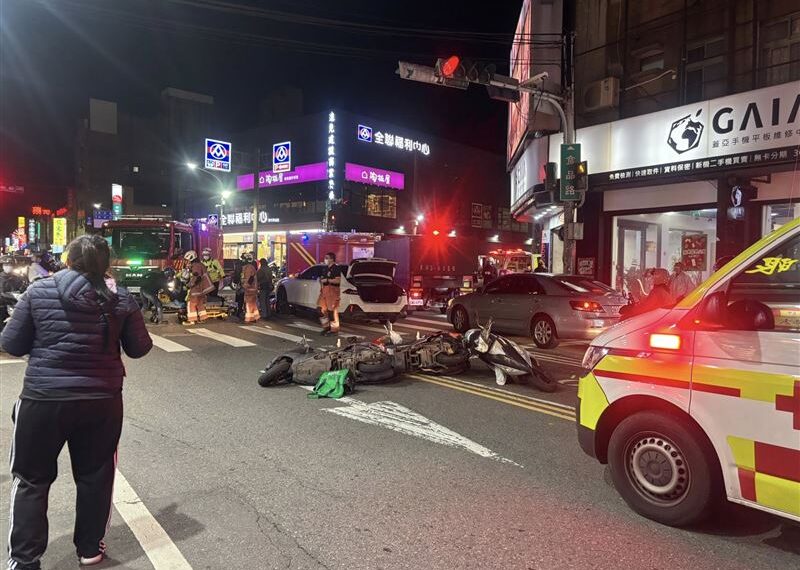 台灣新聞通訊社-竹市BMW暴衝撞4車！女騎士「被壓車底」路人＋騎士抬車救人