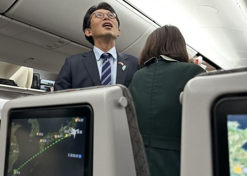 台灣新聞通訊社-日本搭機遇黃國昌坐在前面!王瑞德「見他1舉動喊像蟲」:歹咪啊