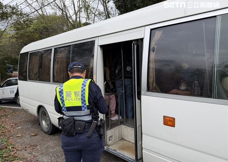 台灣新聞通訊社-中巴違規被警攔查！車上22名乘客全被上銬帶走　超扯原因曝光
