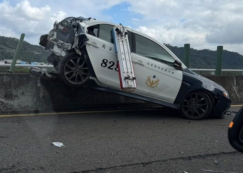 台灣新聞通訊社-處理台68障礙物！竹東警車遭「小貨車追撞」噴飛掛中央護欄　2警傷勢曝