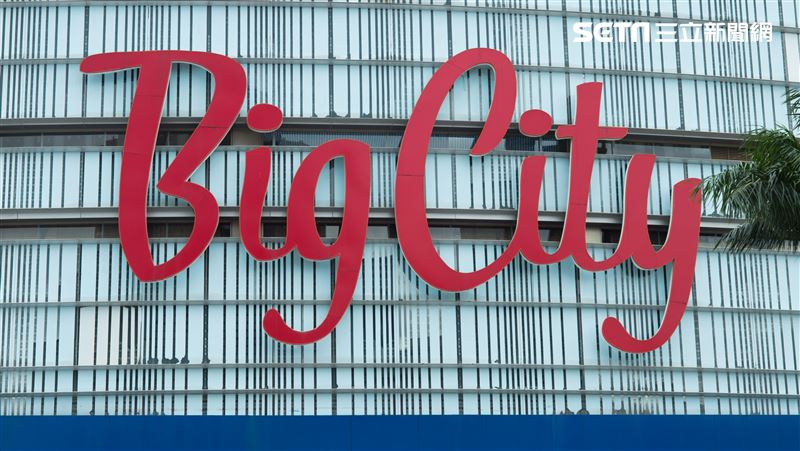 台灣新聞通訊社-逛巨城突下雨！她牽車驚見「1暖舉」太貼心　網狂讚：難怪新竹人這麼愛