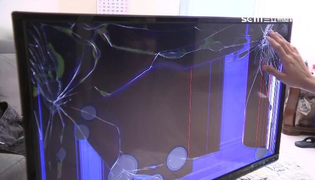 台灣新聞通訊社-日本7.5強震！台灣旅客「出手護電視」被瘋傳　日網讚爆：太貼心