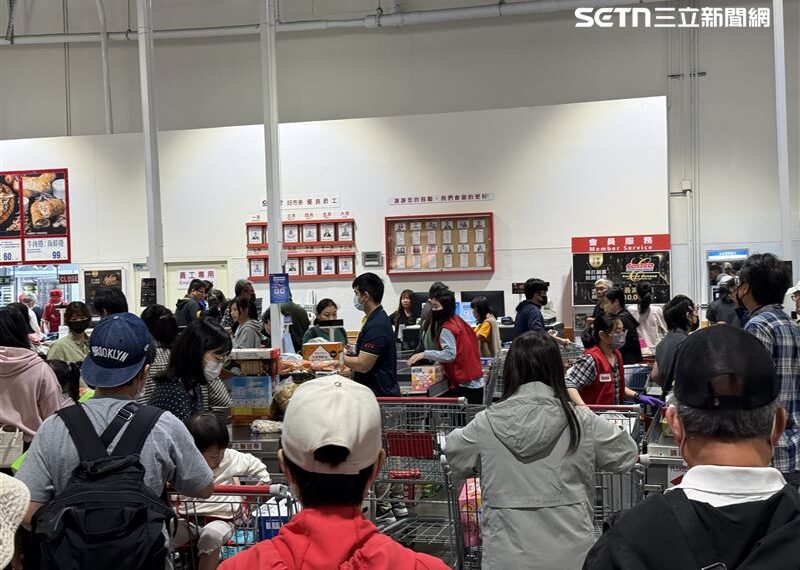 台灣新聞通訊社-好市多黑五人擠人!醫排隊等結帳「見隔壁推車」震驚:真的狂