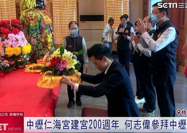 台灣新聞通訊社-何志偉參拜中壢仁海宮 欣賞藝術展讚好美 做客超級夜總會開心獻唱