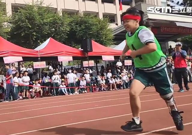 台灣新聞通訊社-全場淚崩！小6女童「先天無膝骨」穿鐵鞋跑接力…全班棄名次換最美回憶