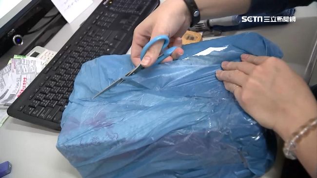 台灣新聞通訊社-網購褲子竟多一條「原味內褲」!她試穿嚇傻喊噁:還卡黃垢