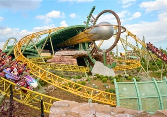 台灣新聞通訊社-驚悚！美國環球影城雲霄飛車釀意外　遊客高速飛出腿斷慘死