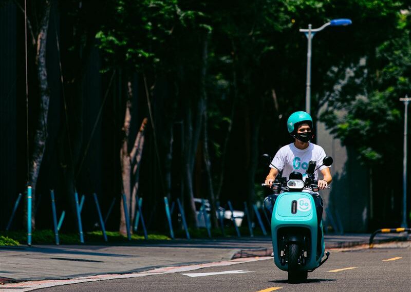 台灣新聞通訊社-不是戴頭上？GoShare網帽「正確用法」瘋傳　官方也認證　機車族震驚