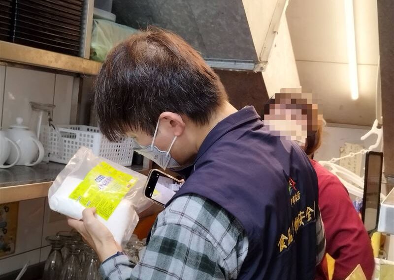 台灣新聞通訊社-「拿錯壺」害3人誤喝碳酸氫鈉水 中市食安處:勒令停業、最高可罰1千萬