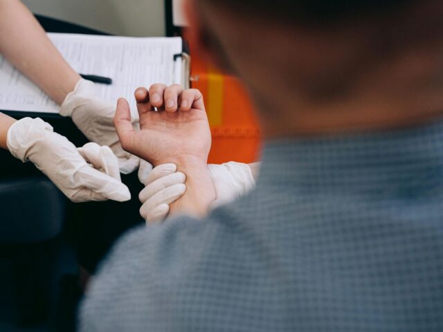 台灣新聞通訊社-「我喝醉不記得了」南韓奧客找代駕！竟將他吊掛車外拖行1.5公里致死