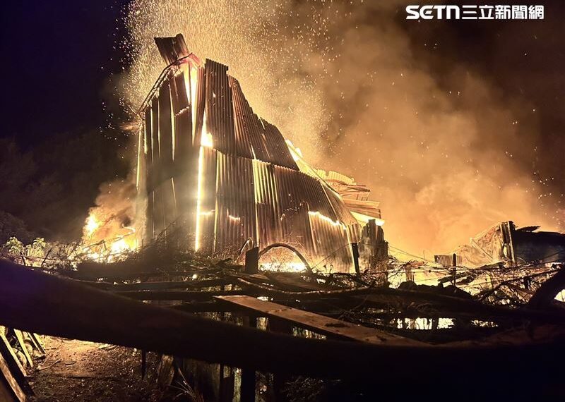 台灣新聞通訊社-快訊／台中暗夜大火！果園鐵皮工寮陷火海…火舌狂竄畫面曝光