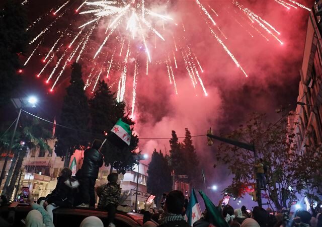 台灣新聞通訊社-揮別血腥內戰！敘利亞首慶「光復日」　民眾淚喊：終於能抬頭做人