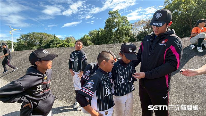 台灣新聞通訊社-關懷盃/拿莫.伊漾想扭轉搞笑形象! 小球員超嗨互動差點招架不住