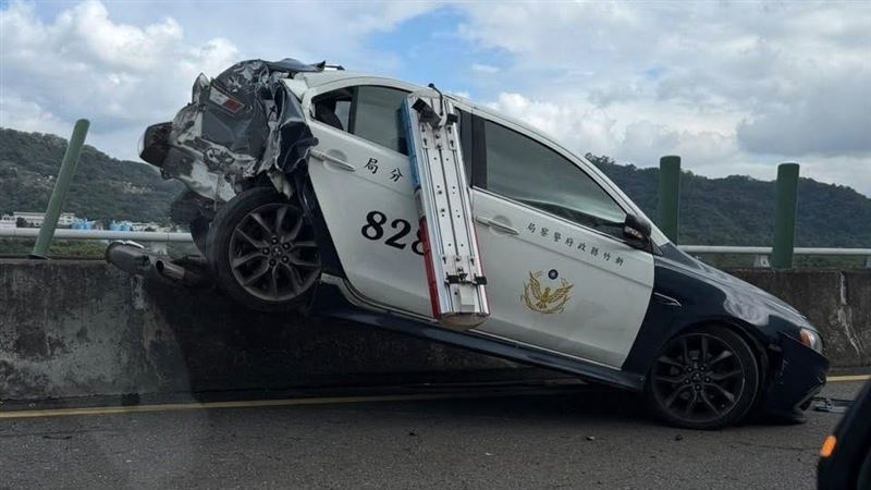 台灣新聞通訊社-差1秒放警示牌！貨車「直直衝」撞警車…2警腦震盪送醫　恐怖追撞畫面曝