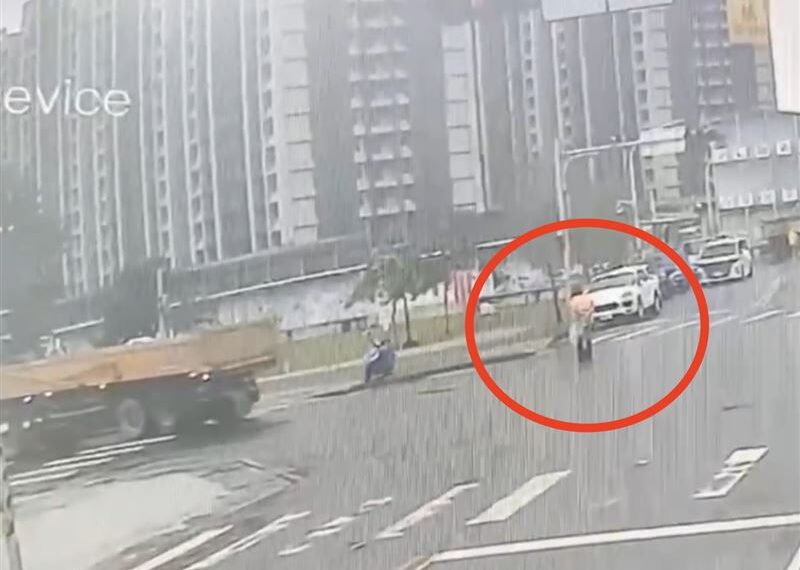 台灣新聞通訊社-砂石車倒車中…67歲義交才「舉手指揮」卻陷「視線盲區」慘遭輾斃