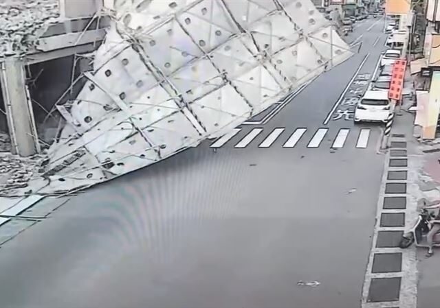 台灣新聞通訊社-《絕命終結站》台南版！工地鷹架被強風吹垮…2路人直衝對向逃命
