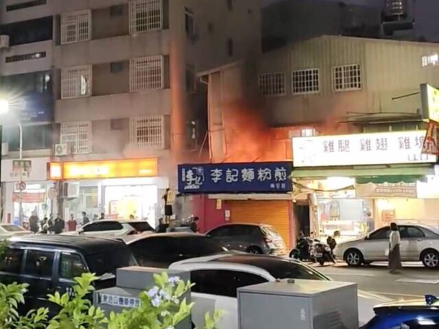 台灣新聞通訊社-台中「李記麵粉煎」二樓突失火　休假警衝火場救災防延燒