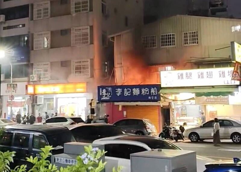 台灣新聞通訊社-台中「李記麵粉煎」二樓突失火 休假警衝火場救災防延燒