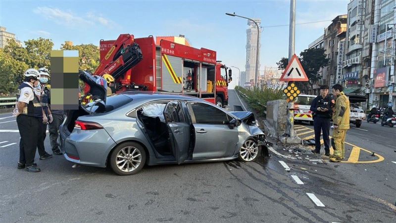 台灣新聞通訊社-高雄爛醉女清晨「搖擺上路」遭民族陸橋擊落!下秒竟然跑了…躲鳳山落網