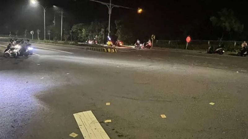 台灣新聞通訊社-鬼月捧遺照闖車道撒冥紙 夜歸大學生受驚!脫序男下場曝光